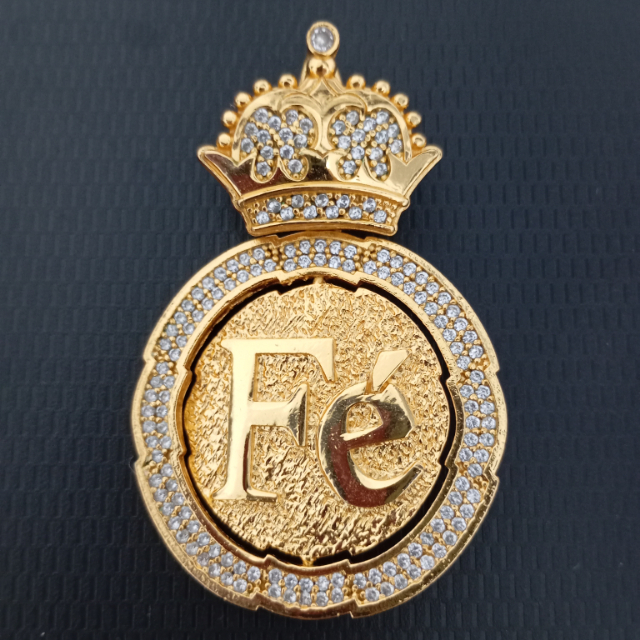 PINGENTE F� ROTATIVO CRAVEJADO 5CM X 4,5CM BANHADO A OURO 18K