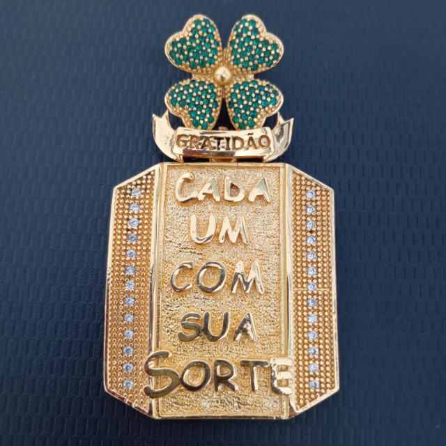 PINGENTE CADA UM COM SUA SORTE CRAVEJADO 5CM X 4,5CM BANHADO A OURO 18K