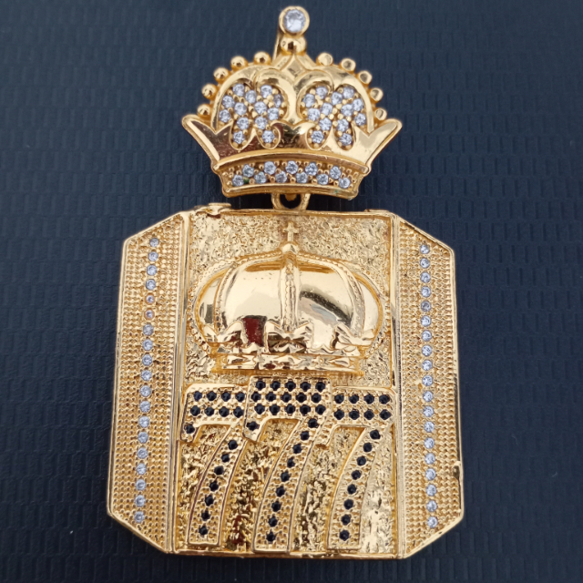 PINGENTE 777 CRAVEJADO 5CM X 4,5CM BANHADO A OURO 18K