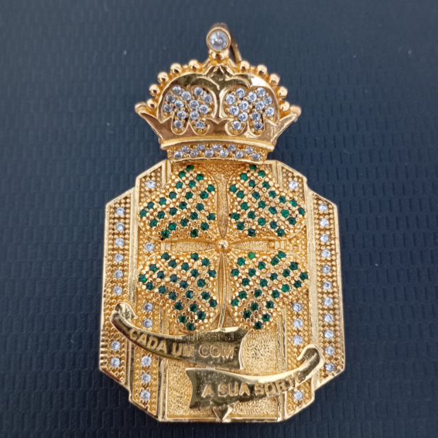 PINGENTE CADA UM COM A SUA SORTE CRAVEJADO 5CM X 4,5CM BANHADO A OURO 18K 