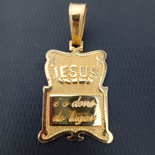 PINGENTE JESUS � O DONO DO LUGAR 4,5CM X 3CM BANHADO A OURO 18K 