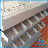  (BC) BALCO CAIXA EM AO COMPLETO , COM GAVETA , CESTOS FRONTAIS E GANCHEIRAS 1,20X1,0X0,50 *COR BRANCO