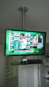 Suporte TV Teto c/Prateleira Vidro Giro 330 32/55 1/2MT Inox Polido Z3045 Centrel Usinagens