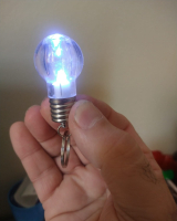 Chaveiro miniatura de Lampada Acende c/ leds Branco Cod.1324B