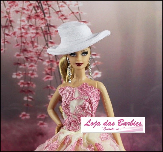 Barbie de chapéu fica na praia