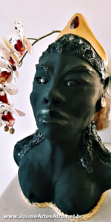 POMBA GIRA Escultura meio busto toda em argila 