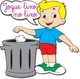 MENINO JOGANDO LIXO