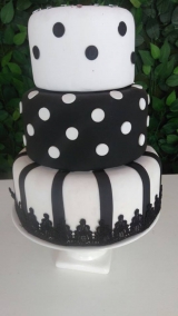 Bolo preto e branco / Bolo  15 anos / Bolo Rock / Bolo anos 80