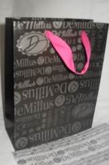 Sacola de Presente 902011 Personalizada exclusiva para embalar produtos DeMillus Tamanho 26x20x8 Cor Preta