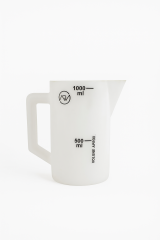 Jarra / Caneca de Polietileno Graduada 1000ml Subdivis�o de 500ml (C�d 15987)
