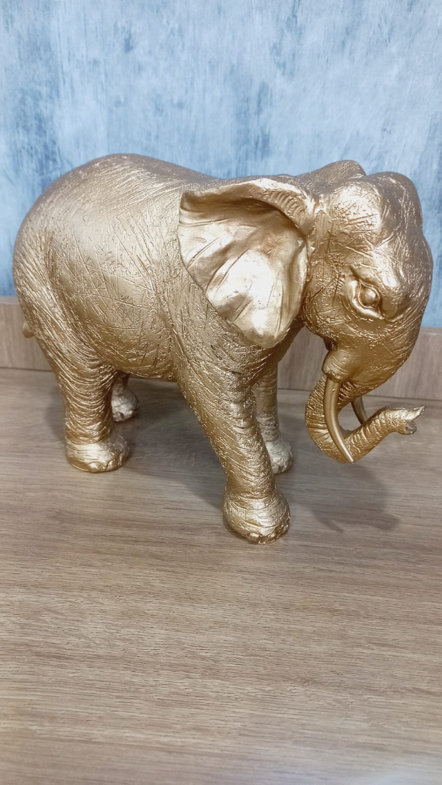 Escultura Elefante dourado em Poliresina 23x17cm Luxo.