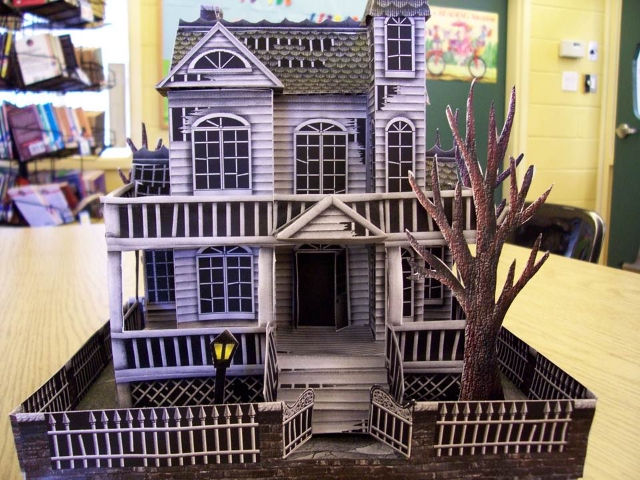 A Casa Fantasma em Papel Papercraft / Maquete 3d.