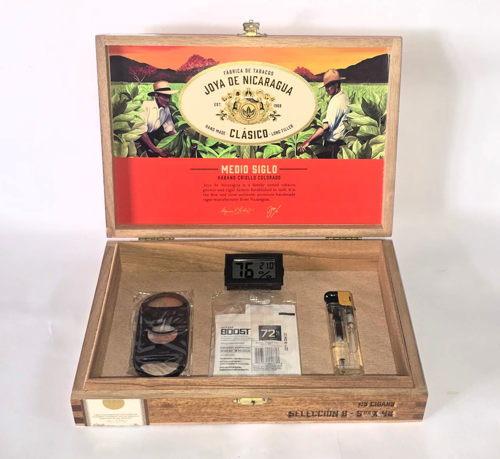 kit Umidor de Charuto JOYA DE NICARAGUA MEDIO SIGLO + Higr�metro + Sach� + isqueiro Ma�arico + Cortador / 24 x 16,5 x 4,5 cm