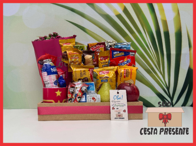 Cesta de caf da manh com caneca personalizada e flores - Ref. 024