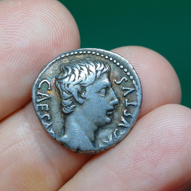 Augustus, 19-18 aC. Colnia Patrcia (?). Ar denrio. 3,88g/18,9mm