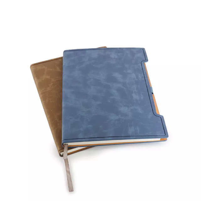 ?Caderno em couro sinttico com capa dura 18x25cm