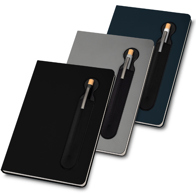 Caderno de anotaes com suporte para caneta, capa dura em PU, miolo 80 folhas pautadas na cor bege. NO ACOMPANHA CANETA.