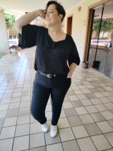 BLUSA PRETA DE VISCOSE COM DETALHE NO DECOTE E MANGA SINO TAM 50