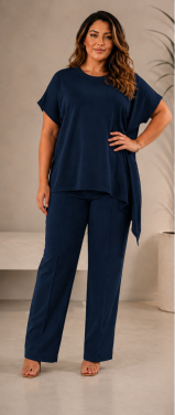 CONJUNTO EM MALHA CANELADA COM BLUSA DE BARRA ASSIM�TRICA E PONTA LATERAL ALONGADA + CAL�A  RETA- AZUL PRUSIA.