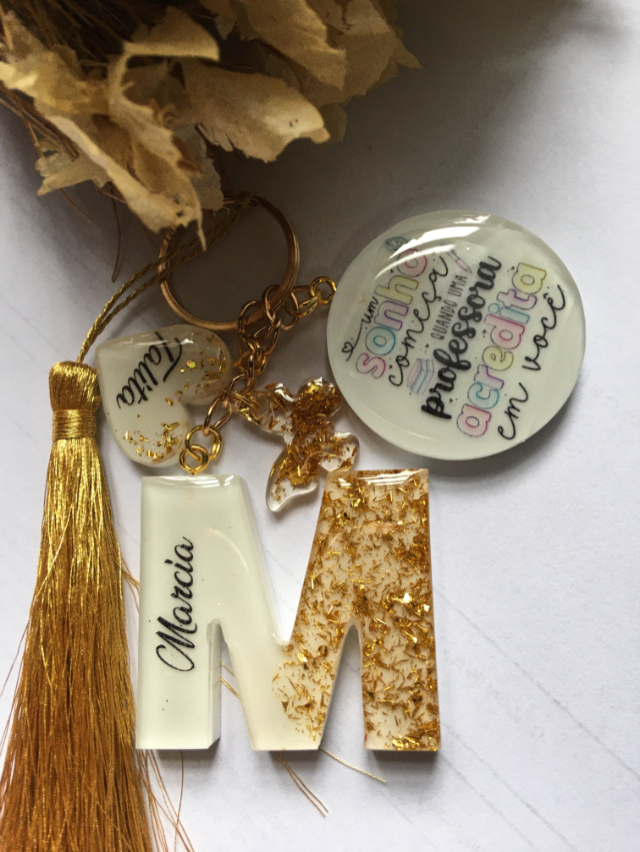 Chaveiro Resina Branco com Dourado 